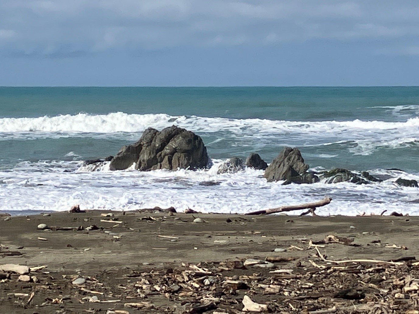 Tikapa Beach - the rock with debris 2024